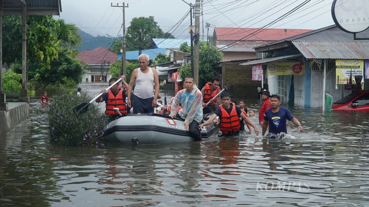Banjir di Kelurahan Dadok Tunggul Hitam, Kecamatan Koto Tangah, Kota Padang, Sumatera Barat 13 juli 2023